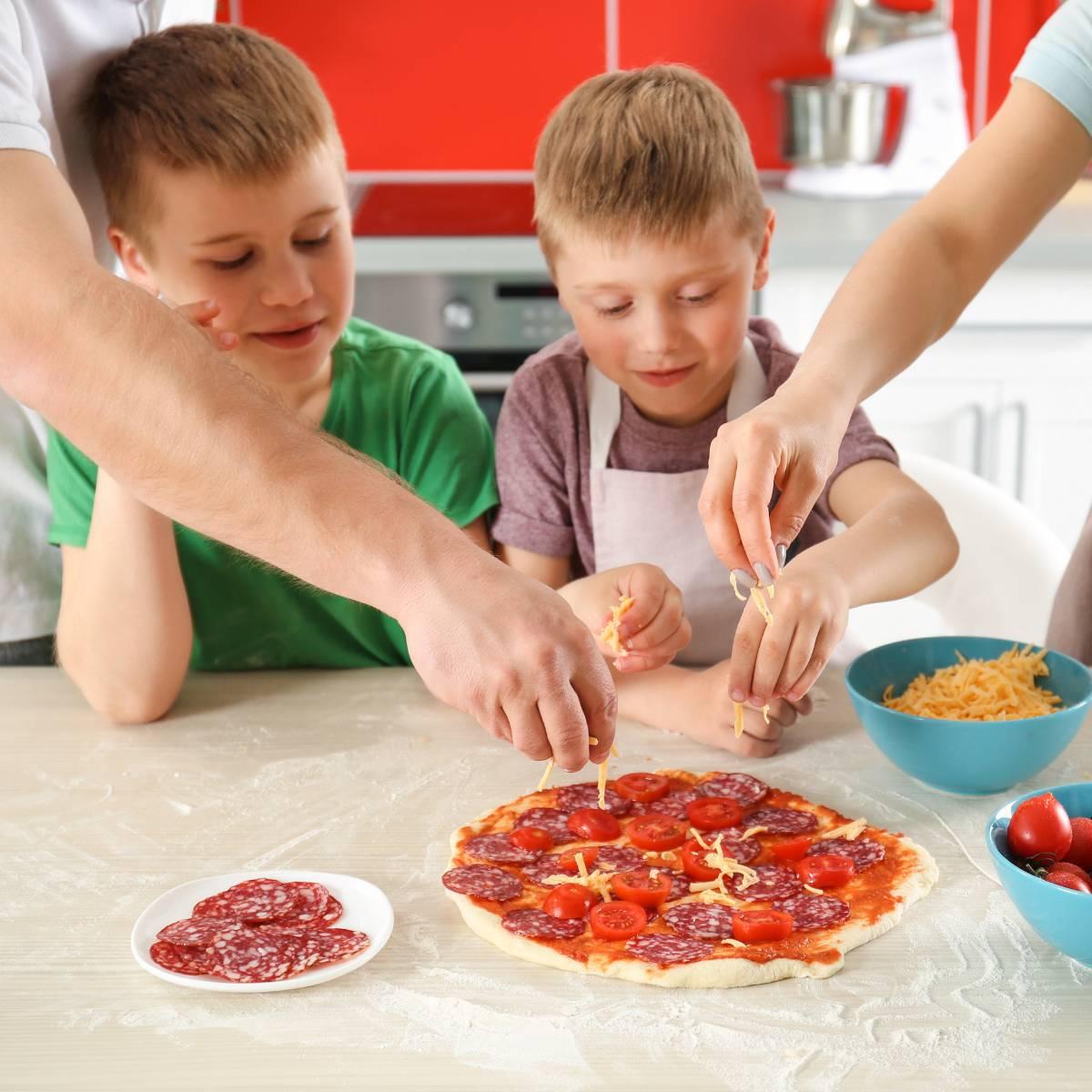 Lapset tekevät pizzaa